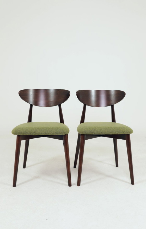 Image 1 of Moderne set van 4 eetkamerstoelen, avocadogroene stof en donker walnootkleurig beukenhout