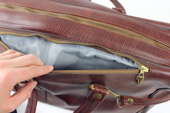 Image 1 of Borsa da viaggio vintage in pelle marrone con finiture in ottone, Cecoslovacchia, anni '60