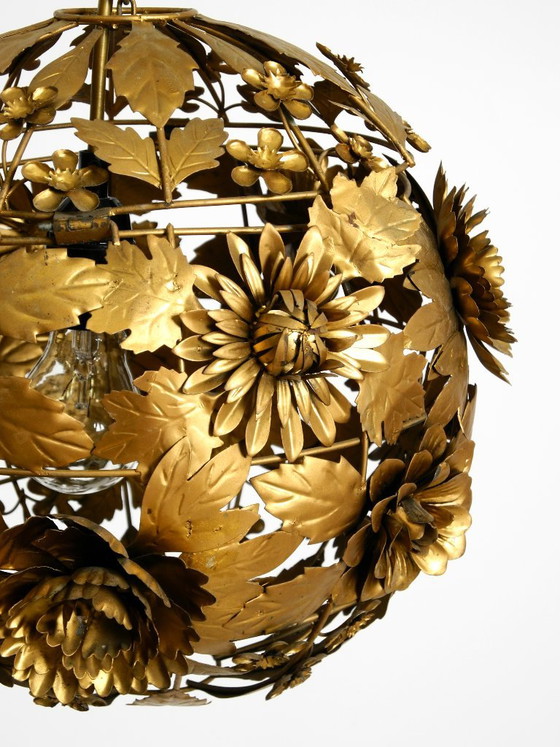 Preciosa y singular lámpara de techo esférica de metal con diseño floral, estilo Regencia de los años 70. (photo 14 of 20)