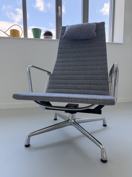 Image 1 of Vitra Eames EA 124 Aluminium Chair