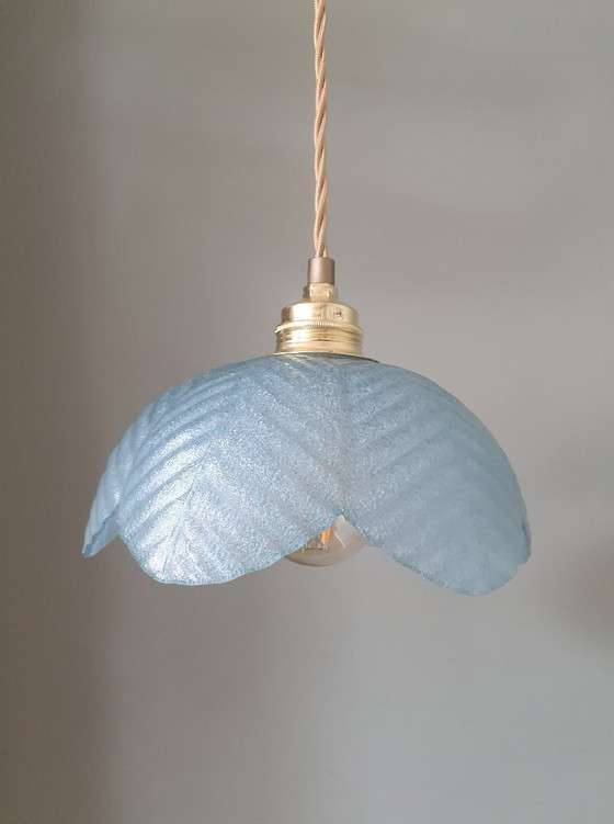 Image 1 of lampada a sospensione in vetro francese vintage a forma di fiore. Vetro blu e bianco.