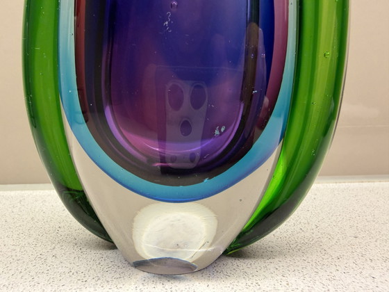 Vaso vintage di Murano sommerso - verde scultoreo, blu, viola e rosa - circa 1960 – Vasi, Glass (photo 5 of 13)