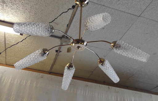 Lampadario a sei luci in metallo placcato oro con paralumi a tulipano in vetro - anni '50/'60