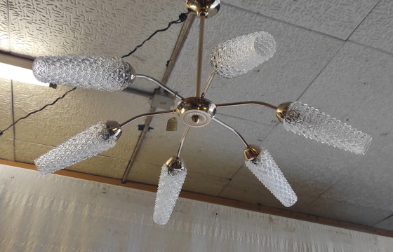 Image 1 of Lampadario a sei luci in metallo placcato oro con paralumi a tulipano in vetro - anni '50/'60