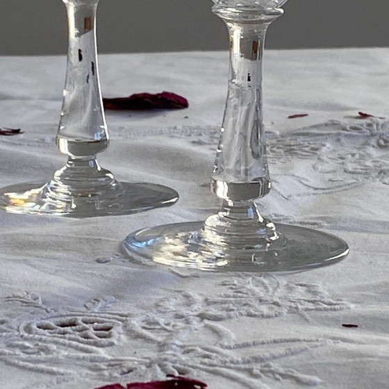 Image 1 of 6 antieke wijn- of waterglazen op voet van gegraveerd kristal.