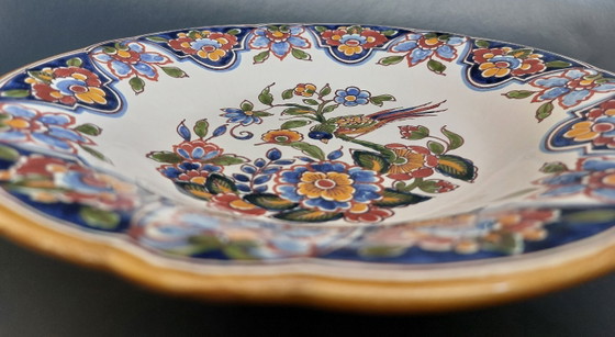 Image 1 of Un plato de pared policromado Royal Tichelaar Makkum pintado a mano de época.