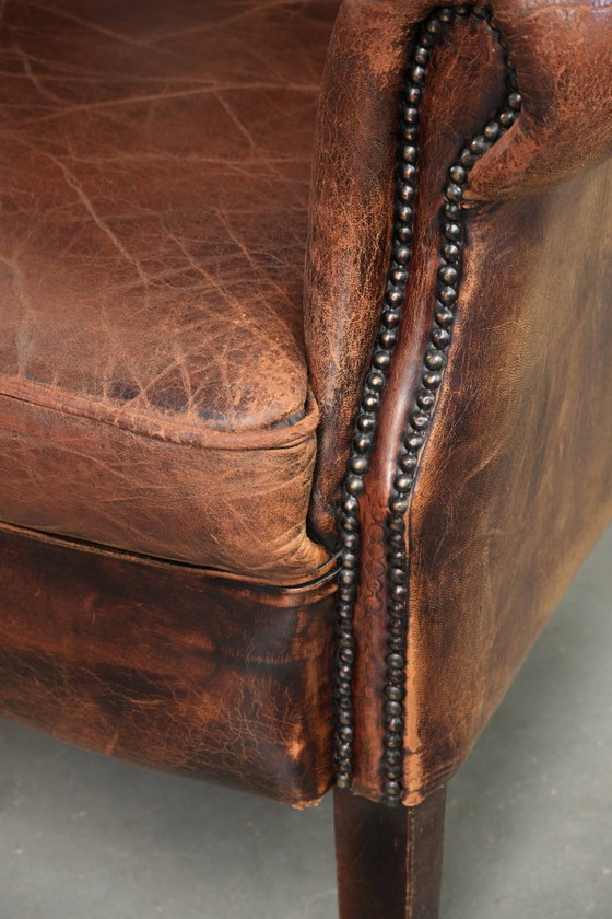 Ruime vintage schapenleren oorfauteuil in een diepe bruine kleur afgewerkt met siernagels – Leather (photo 12 of 17)