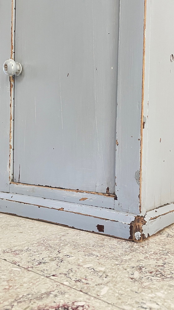 Image 1 of Antiek grijs houten nachtkastje