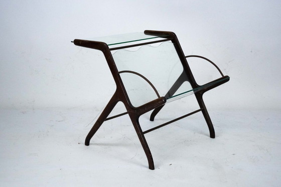 Image 1 of Tijdschriftenrek van Ico Parisi, vervaardigd uit hout, messing en glas. Italië, jaren 1950.