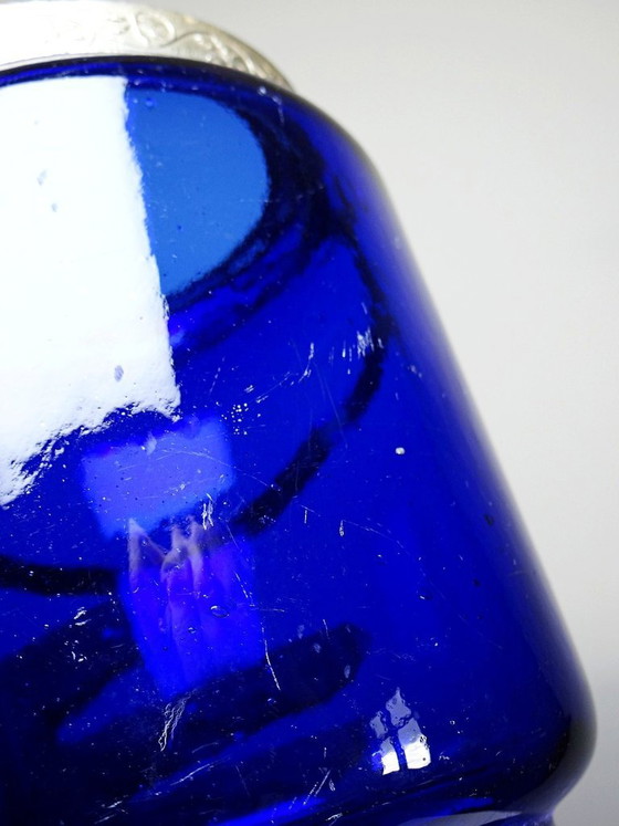 Image 1 of Tarro antiguo para galletas o dulces, de cristal azul cobalto y metal plateado, principios del siglo XX.