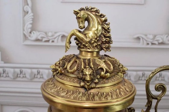 Scultura a Corno in Porcellana di Lusso con Montature in Bronzo – Imponente Capolavoro Decorativo di Alta (photo 10 of 11)