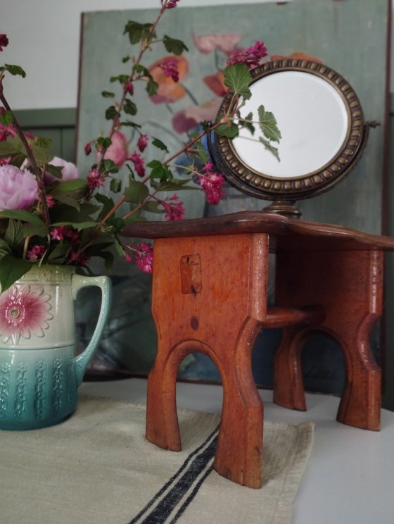 Taburete antiguo de madera con etiqueta "Le Printemps" – Au Printemps, Reposapiés y pufs, Wood (photo 5 of 9)