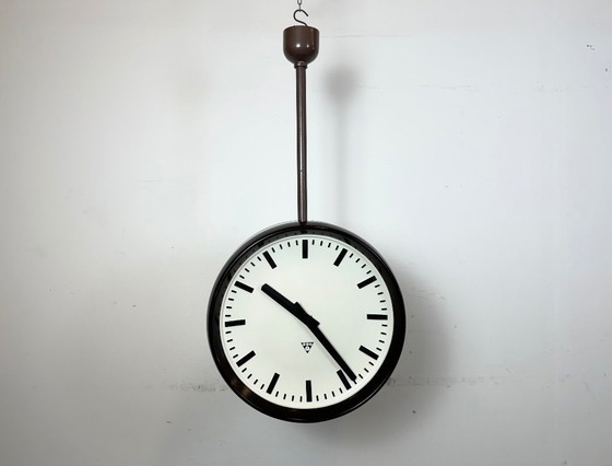 Image 1 of Grote industriële bakelieten dubbelzijdige fabrieksklok van Pragotron, jaren 50