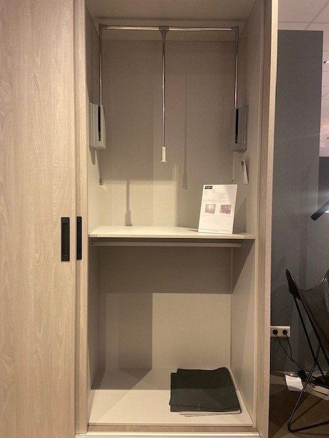 Kleiderschrank mit Schiebetüren