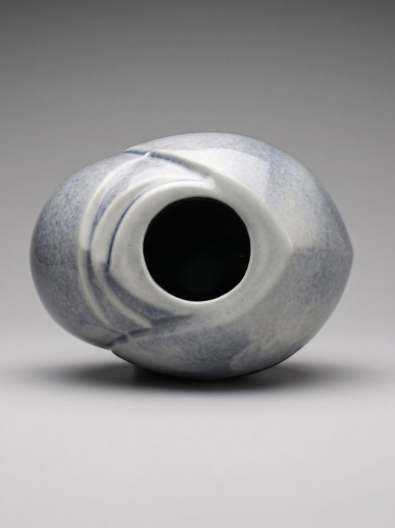 Image 1 of Virebent vaas van blauw verlopend porselein met landschaps- en vogeldecoratie.