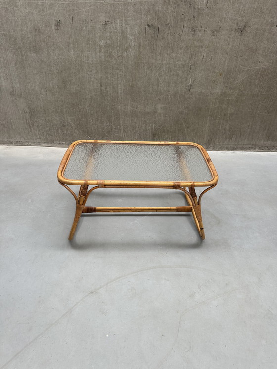 Image 1 of Table basse vintage en rotin avec plateau en verre nuageux