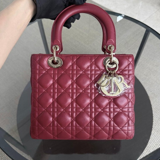 Image 1 of DIOR LADY MEDIUM - PELLE DI AGNELLO CANNAGE BORDEAUX ROSSO SCURO, DETTAGLI ORO, CINTURINO REGOLABILE