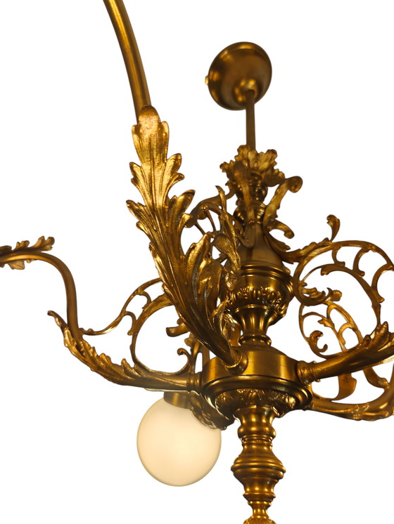 Image 1 of Große Messing-Hängeleuchte im Hollywood-Regency-Stil – 5-flammig mit Opalglas (Ø ca. 92 cm)