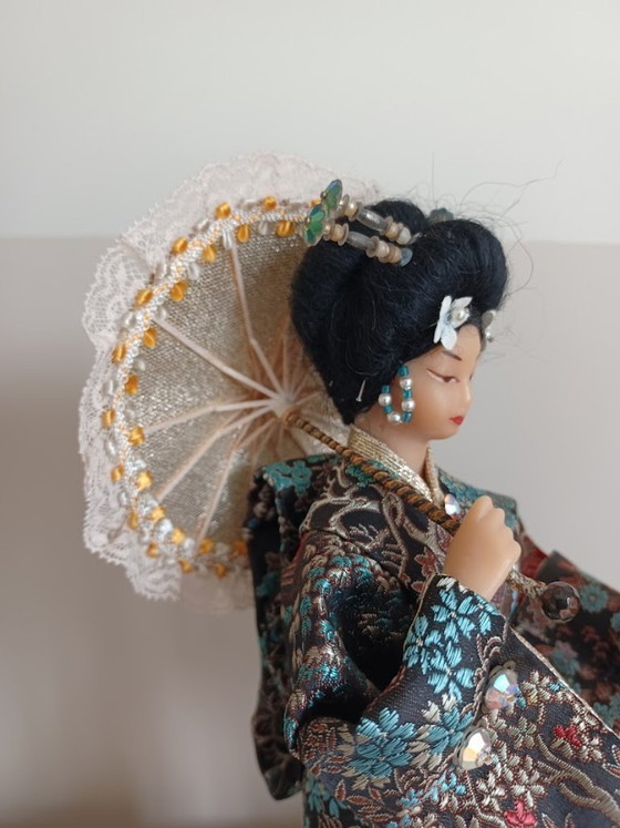 Image 1 of Set di statuette vintage di geisha giapponesi, dipinte a mano e ricche di dettagli.