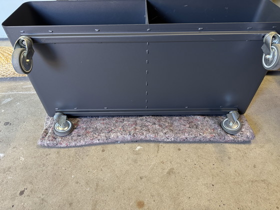 Image 1 of Mueble de televisión de metal gris con ruedas
