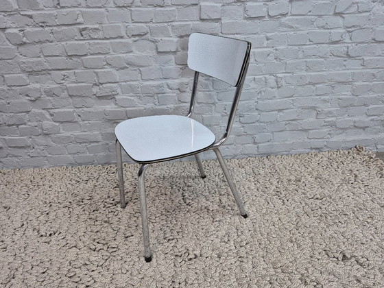 Lot de 4 Chaises de Cuisine Vintage Brabantia, Formica Blanc Texture Lin avec Bordure Noire et Argentée, (photo 5 of 7)