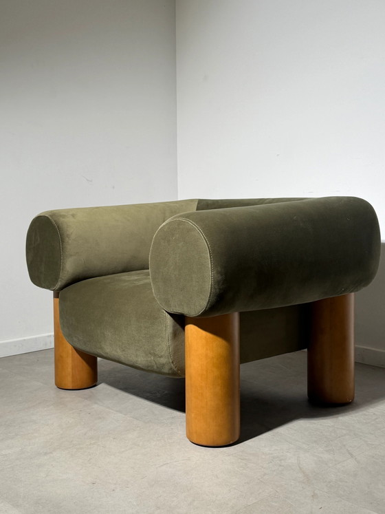 Fauteuil lounge sculptural vert olive avec pieds en bois (photo 3 sur 9)