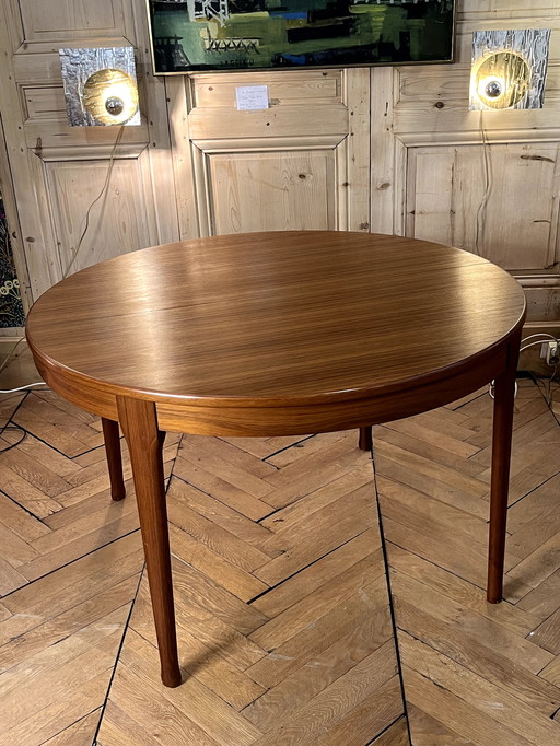 Scandinavian Style Round Table + 2 Teak Extensions