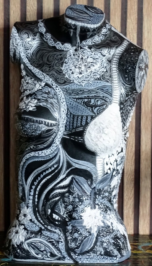 CB. buste de mannequin noir et blanc