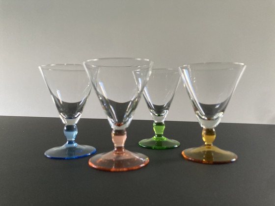 Image 1 of Vier französische Schnapsgläser, Mid Century (1950er Jahre), mit farbigem Sockel