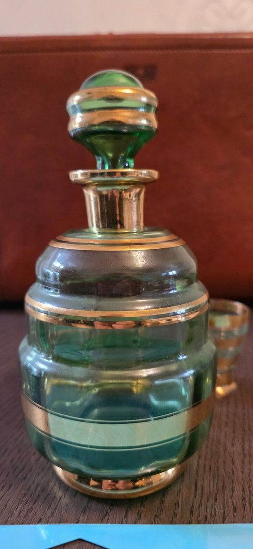 Grünes Glas-Dekanter-Set mit goldenen Akzenten