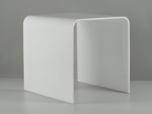 1970er Jahre Vintage Italienisch Modernist Weiß geformt Acryl Beistelltisch - Space Age Minimalist Tabelle.