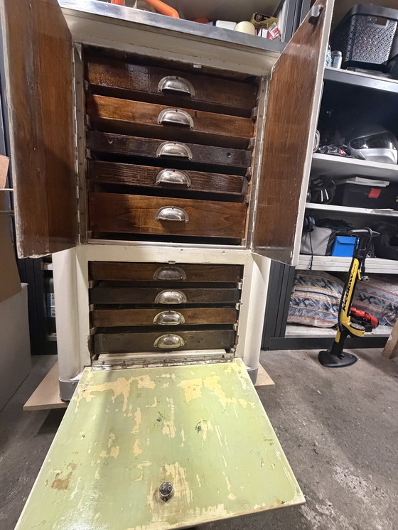 Image 1 of Armoire de médecin vintage sur roulettes avec tiroirs en bois.