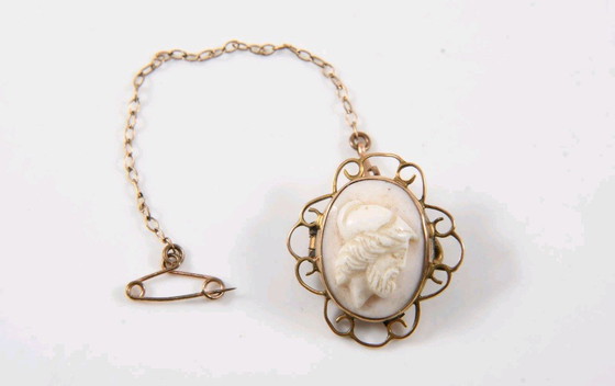Image 1 of Bellissima spilla in oro 375 9kt con cammeo.