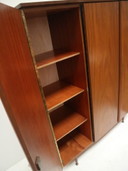 Vintage 3-deurs kledingkast met planken en leggedeelte uit de jaren ’60