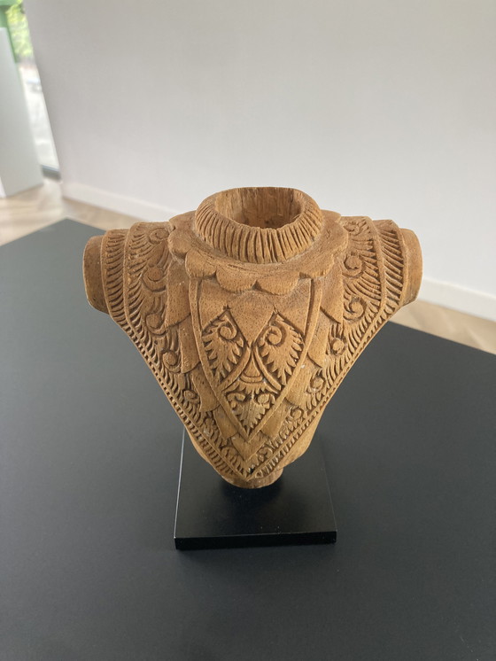 Image 1 of Statuetta in legno intagliato di corazza, altezza 17 cm