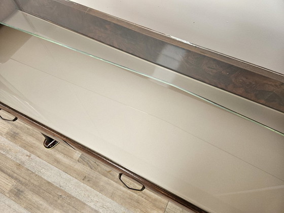 Image 1 of Tocador de madera de raíz con estante doble de cristal.