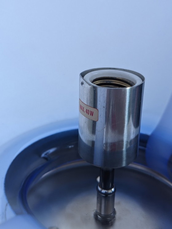 Image 1 of Tafellamp 'Membrane' van Toni Zuccheri uit de jaren 70, gemaakt van blauw Murano-glas en chroom.