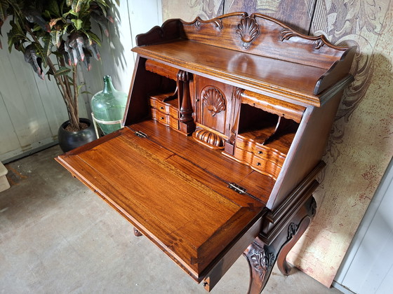 Image 1 of Klassischer Damenschreibtisch aus Mahagoni, Maße: 84 x 44 cm, Höhe: 120 cm.

Schreibhöhe: 75 cm

