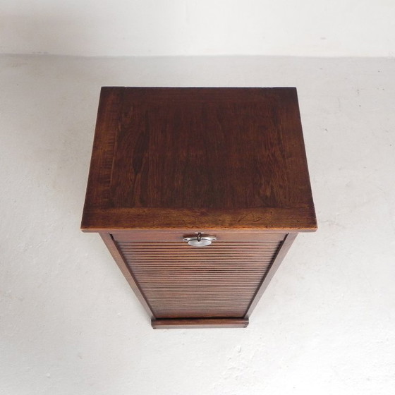 Image 1 of Meuble à volet roulant en chêne avec 1 volet, hauteur 126 cm, années 1930