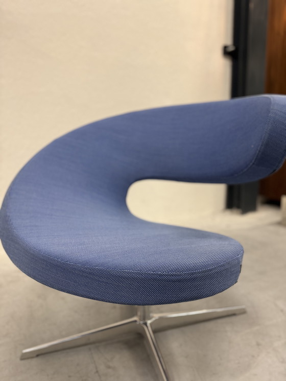 Image 1 of Sillón giratorio Varier Peel Club de tela azul