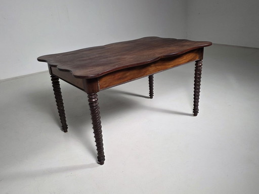 Table française ancienne en acajou avec pieds tournés, vers 1900