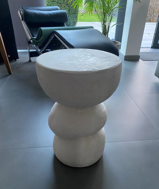 Image 1 of Mesa auxiliar/taburete de composite mineral – forma escultórica