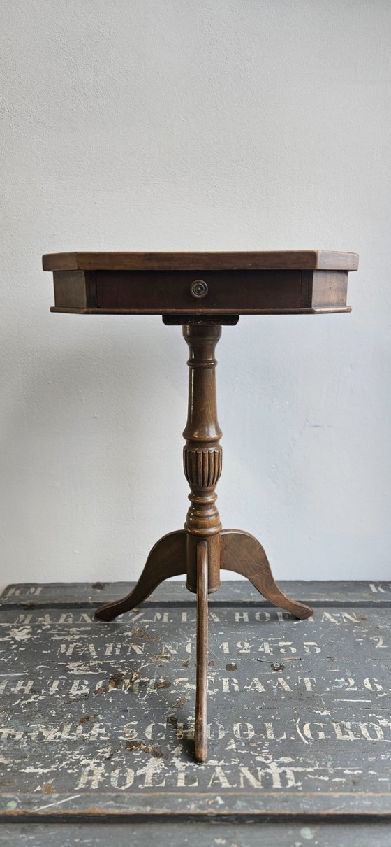 Image 1 of Klassiek houten bijzettafeltje met lade
