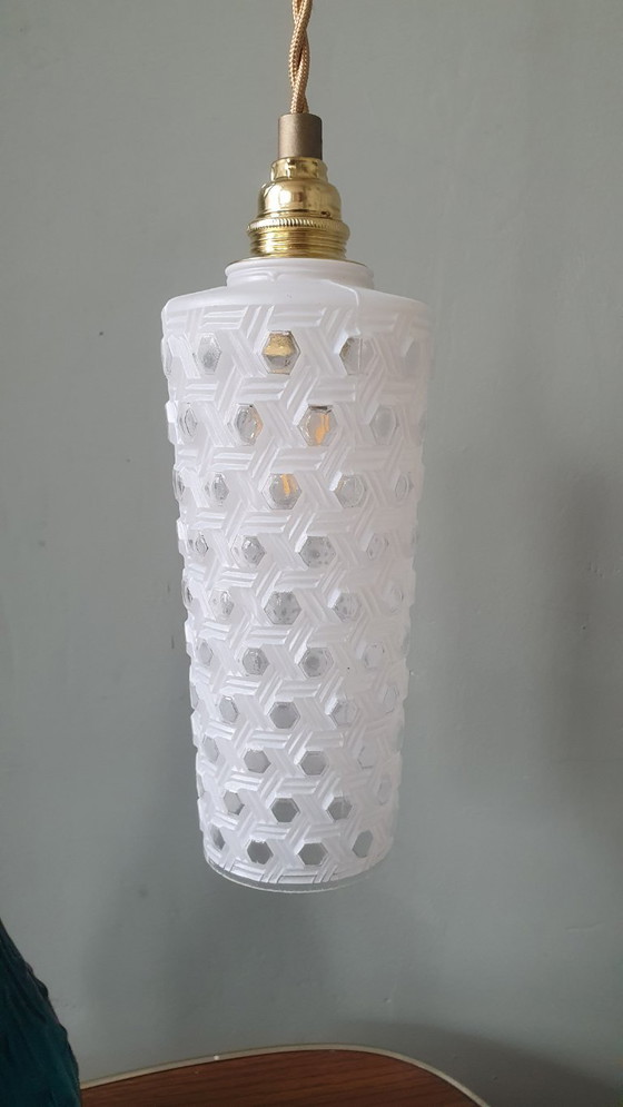 Image 1 of Suspension vintage milieu du siècle, forme conique, verre pressé dépoli à motifs