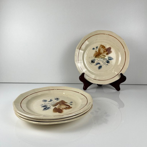 Set de 4 assiettes plates Sarreguemines motif fleur, première moitié du XXe siècle