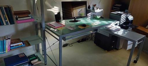 Moderner Schreibtisch aus Glas und Stahl