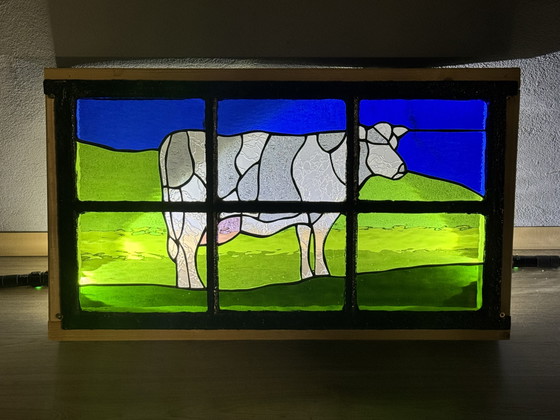 Image 1 of Vetrata colorata con motivo di mucca - realizzata a mano nella finestra della stalla
