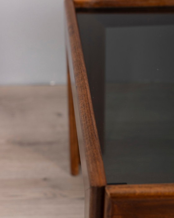 Image 1 of Vintage salontafel uit de jaren 70 van hout en rookglas, Italiaans design.