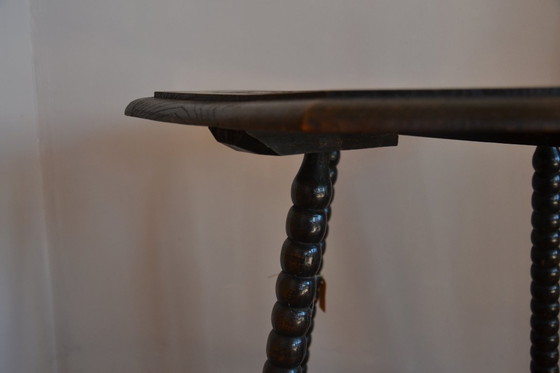 Image 1 of Vieille table d'appoint en chêne avec de magnifiques pieds incurvés et de jolies sculptures sur bois