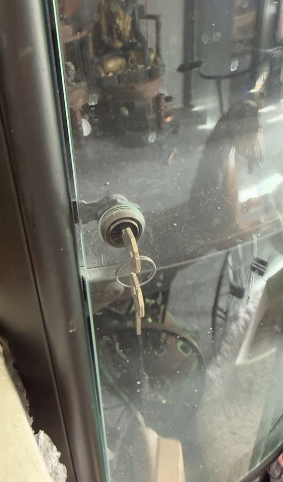 Image 1 of Mooie ovale vitrinekast